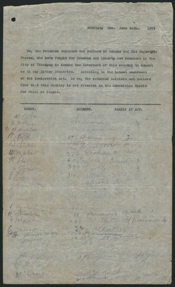 Une pétition datée du 24 juin 1919, s’ouvrant sur une déclaration tapuscrite suivie de colonnes pour la signature, l’adresse et le nombre de personnes dans la famille. Les signatures, adresses et noms des membres de la famille listés sous la déclaration sont manuscrits. 