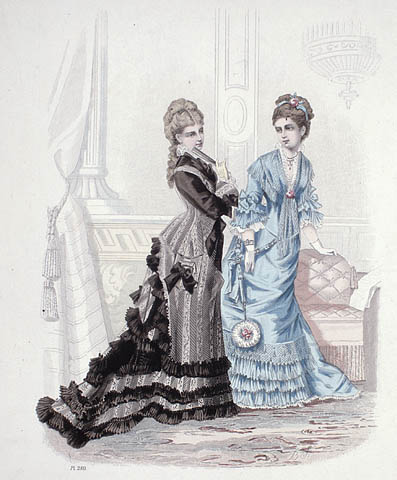 Gravure en couleur de deux femmes debout dans un salon. L’une porte une robe bleue avec des ruches sur les manches et l’ourlet. L’autre porte une robe ornée de rayures noires et grises, avec une longue tournure et des ruches le long de l’ourlet.