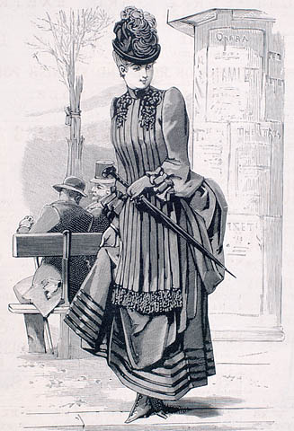 Dessin noir et blanc d’une femme vêtue d’une robe avec une jupe unie bordée de cinq rangées de velours le long de l’ourlet avec un corset à plis drapé comme un tablier sur le devant. Elle porte un chapeau orné de plumes et tient un parapluie.