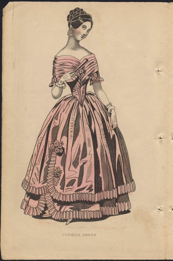 Gravure en couleur d’une femme vêtue d’une robe de soirée avec un corset à plis laissant les épaules dénudées et des ruches le long de l’ourlet. Elle porte un filet orné de perles sur la tête et tient un éventail dans sa main gantée.