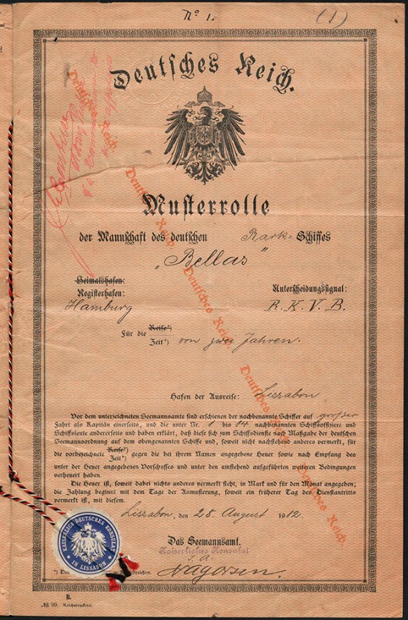 Document écrit en allemand. En filigrane sur le papier, diagonalement de gauche à droite, il est écrit Deutsches Reich (Empire germanique). Le titre du document est Deutsches Reich suivi des armoiries de l’Empire germanique et, au-dessous, Musterrolle der Mannschaft des deutschen Bellas.