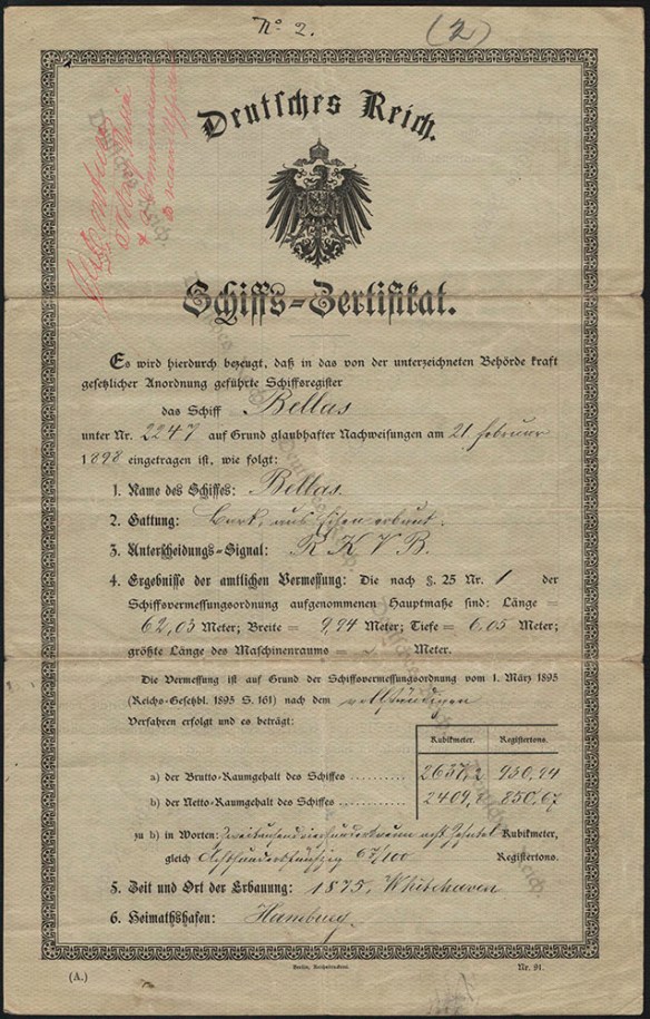 Document écrit en allemand. En filigrane sur le papier, diagonalement de gauche à droite, il est écrit Deutsches Reich (Empire germanique). Le titre du document est Deutsches Reich suivi des armoiries de l’Empire germanique et, au-dessous, Schiffs-Zertifikat. 