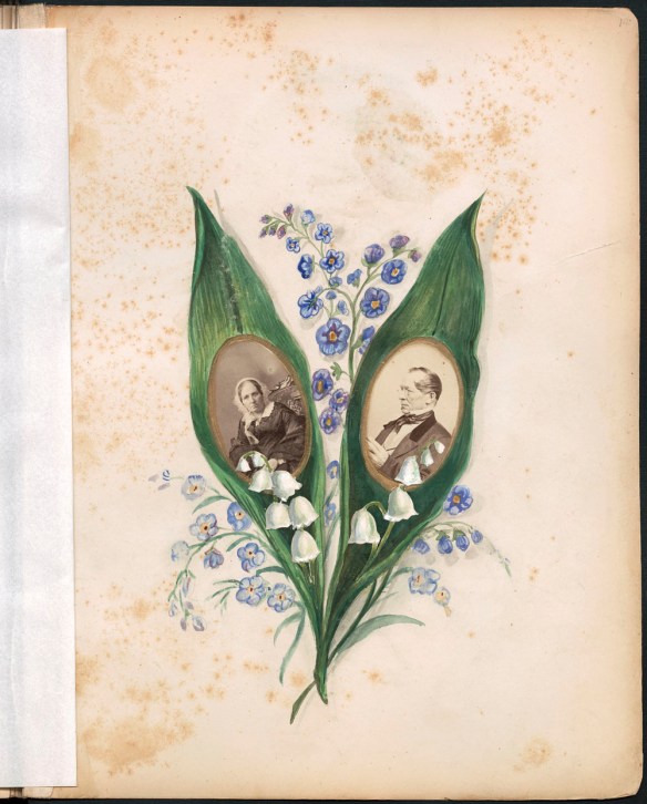 Page d’album montrant une photo de femme et une photo d’homme, chacune collée au centre d’une grande feuille verte. Le montage photo est entouré de petites fleurs bleues.