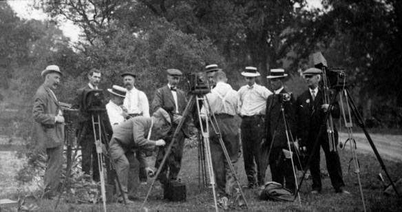 Photo noir et blanc de membres du club de photographie de Toronto, à l’extérieur avec leurs appareils photo.
