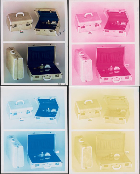 Photo couleur d’une mallette accompagnée de trois négatifs identiques, le premier de couleur magenta, le deuxième de couleur cyan et le troisième de couleur jaune.