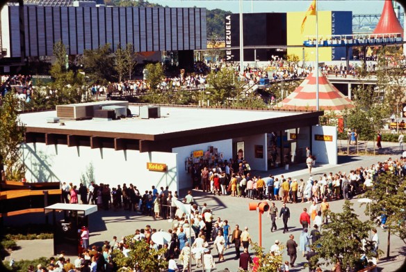 Photo couleur de la longue file devant le pavillon de Kodak lors de l’Expo 67.