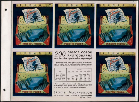 Page montrant, en cinq exemplaires, une photo sur laquelle on voit un minuscule piano bleu avec un banc, à l’intérieur d’une boîte rouge et jaune couverte de notes de musique. Sur la page, on peut lire « 200 reproductions directes de photographies couleur coûtent moins cher qu’une gravure en quatre couleurs! »