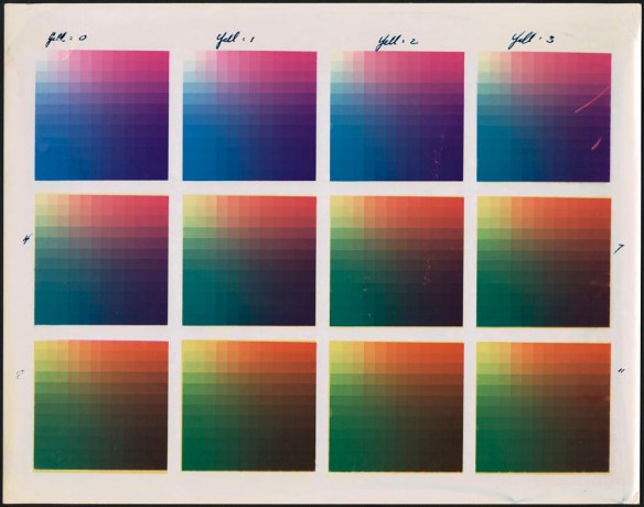 Douze grilles de couleurs, sur quatre colonnes et trois rangées.