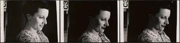 Trois versions détaillées de l’image précédente, en noir et blanc, identiques à une exception près : la densité de l’exposition varie en fonction de la couleur filtrée (A = rouge, B = vert, C = bleu).