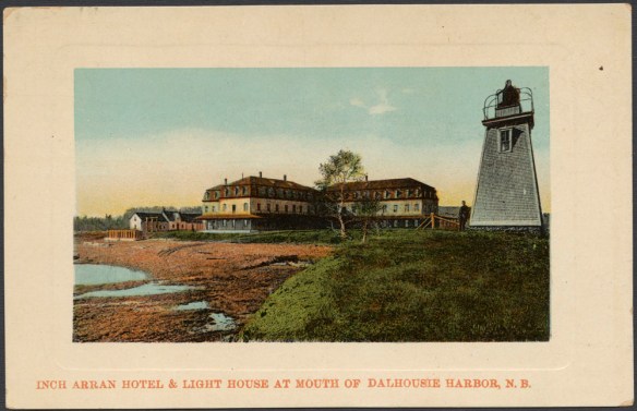Carte postale en couleur illustrant un large bâtiment jaune et brun et un phare.