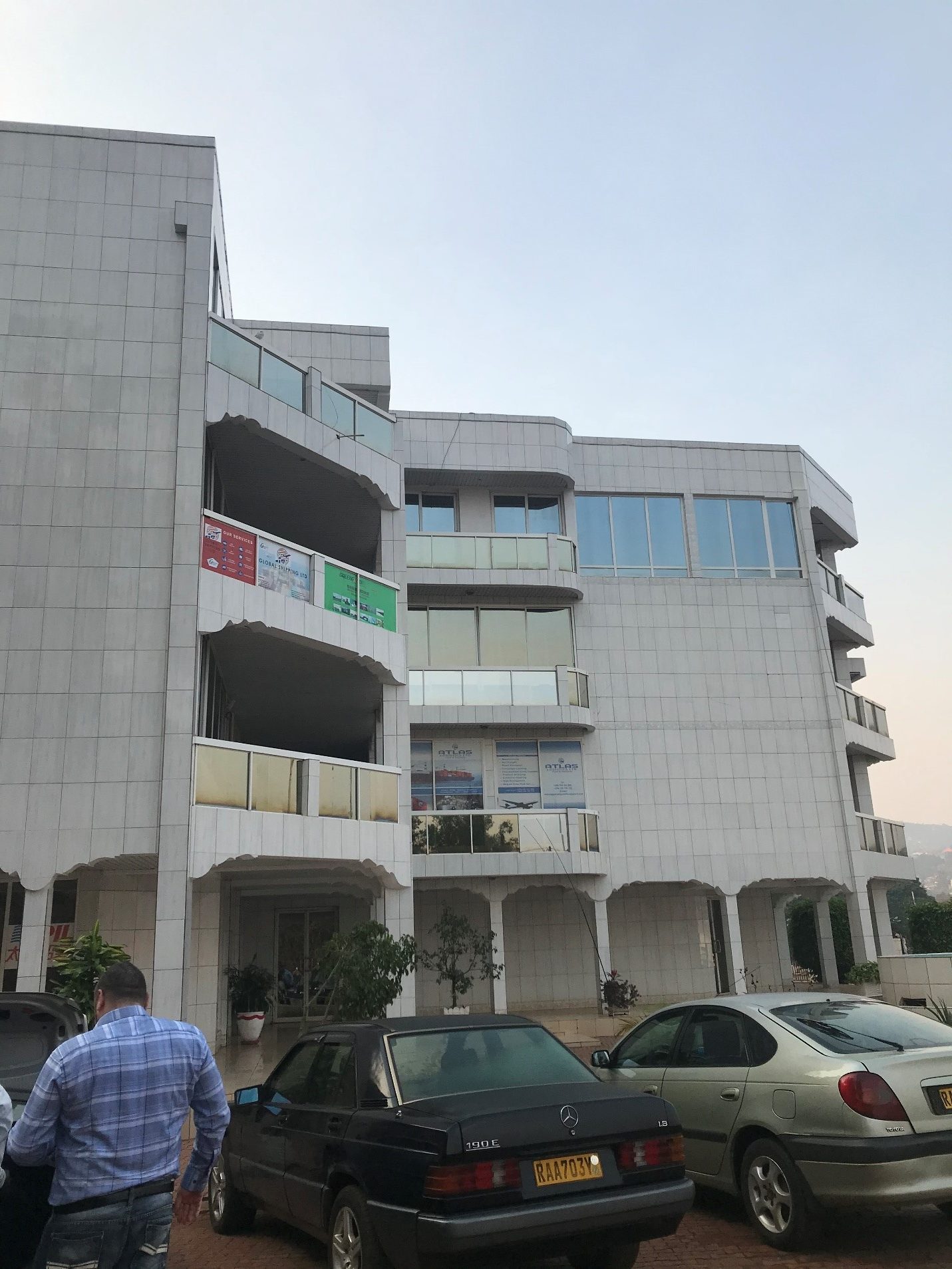 Photo couleur d’un immeuble de bureaux.