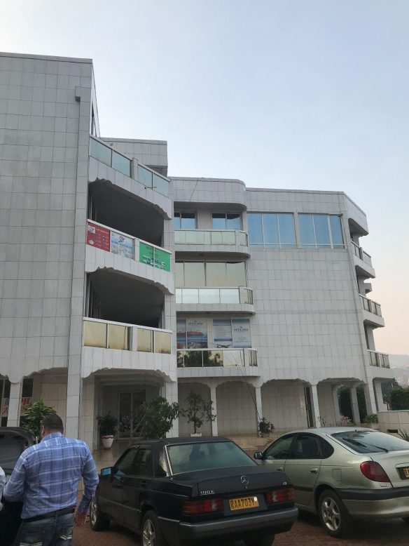 Photo couleur d’un immeuble de bureaux.