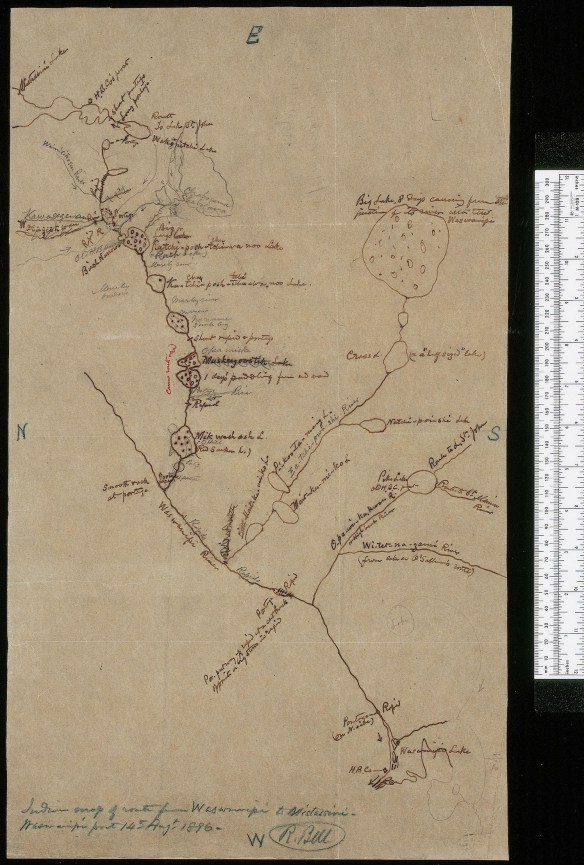 Carte dessinée à la main montrant une rivière et des plans d’eau, avec des noms de lieux et des points cardinaux. Une règle à mesurer blanche, servant à illustrer l’échelle, est située à la droite de la page. 