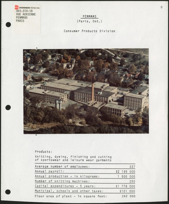Page d’un classeur montrant une photo aérienne en couleur d’une usine avec sa cheminée au centre, entourée d’arbres et d’une ville, avec des statistiques sous la photo.