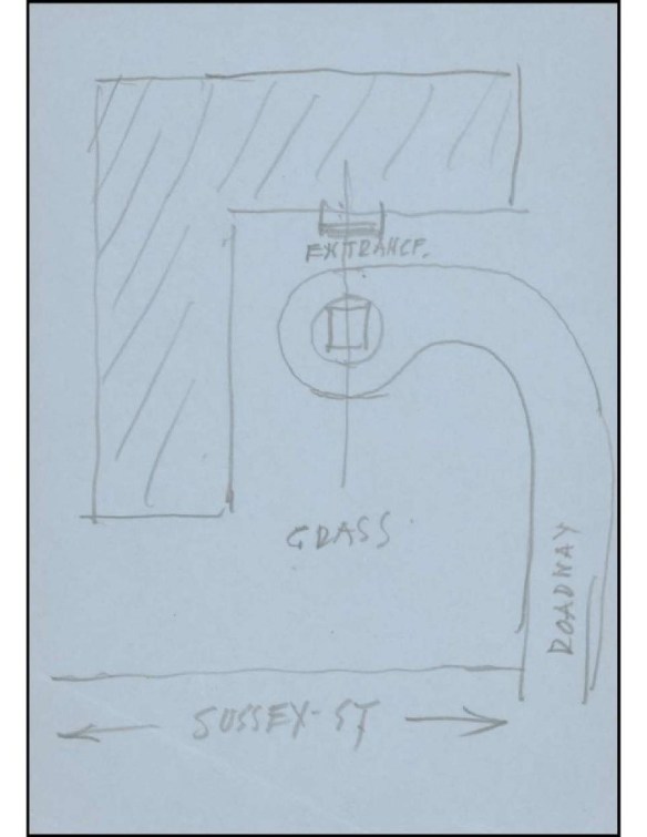 Croquis d’un plan. On peut y lire certaines inscriptions en anglais : « Sussex St » [rue Sussex] en bas, « Roadway » [chemin d’accès] à droite, « Grass » [gazon] au centre, et « Entrance » [entrée] en haut. Un carré marque l’emplacement désiré d’une statue à l’extrémité d’un chemin d’accès menant à l’entrée d’un édifice. 