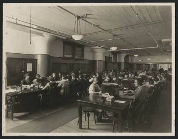 Quatre photos noir et blanc et deux photos couleur, prises au fil des décennies, montrant des employées assises à des standards téléphoniques, avec un casque d’écoute, en train de prendre les commandes des clients.