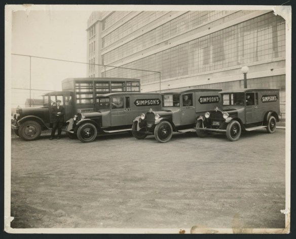 Trois photos noir et blanc montrant, au fil des décennies, des livreurs en uniforme devant leurs camions.