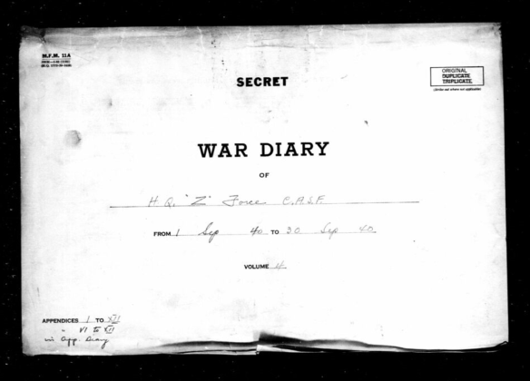 Page couverture d’un journal de guerre. On peut y lire, à l’encre noire sur fond blanc, les mots « Secret » et « War Diary ».
