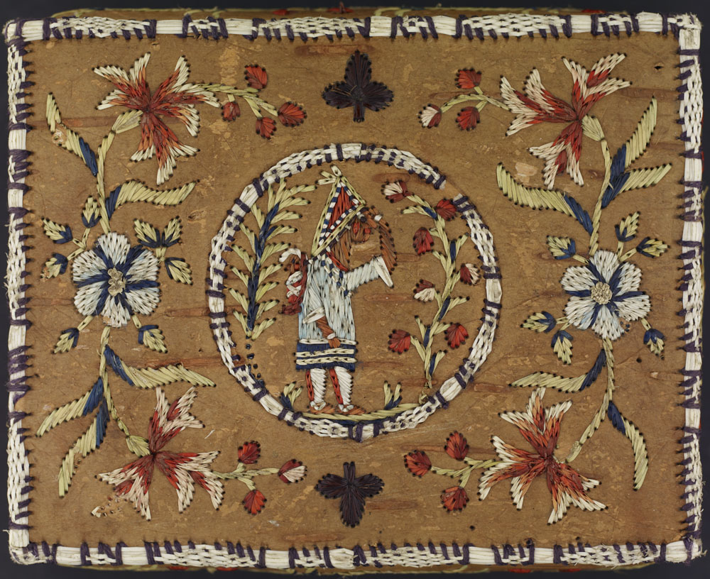 Un couvercle de boîte en écorce de bouleau sur lequel figure une femme des Premières Nations. Celle-ci se tient de profil au milieu d’un cercle placé au centre, portant un enfant sur son dos. Des fleurs rouge, blanc et bleu sont brodées de part et d’autre du cercle, et un motif de trèfle figure au-dessus et en dessous du cercle.