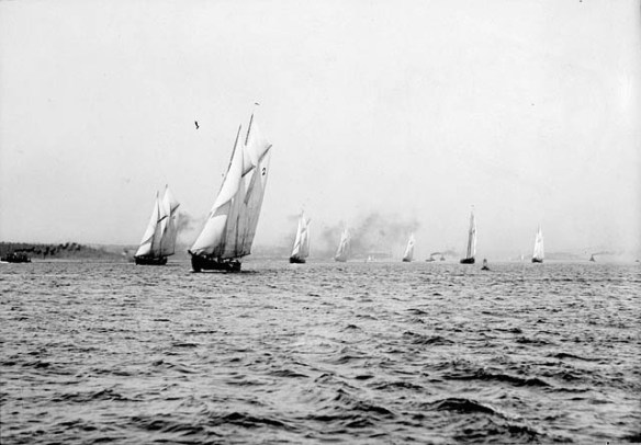 Photo noir et blanc de voiliers au départ d’une course.