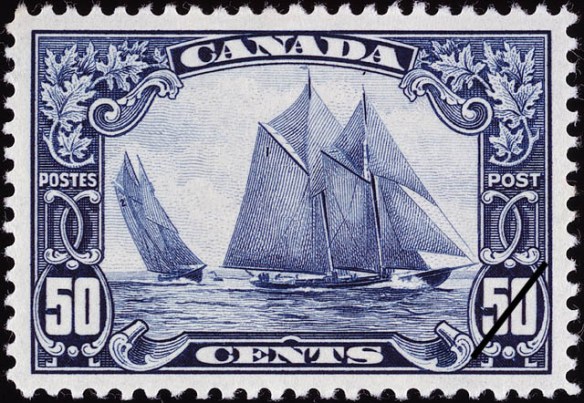 Timbre de 50 cents de Postes Canada montrant la goélette Bluenose sous deux angles différents.