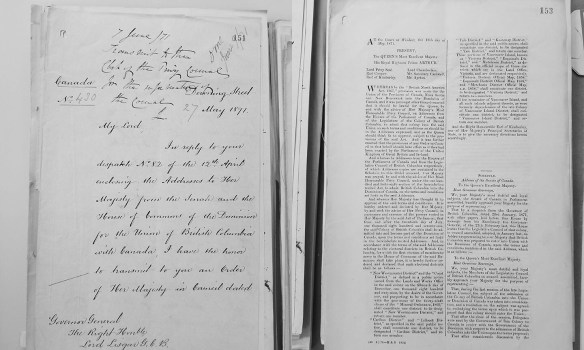 Une page manuscrite avec de l’écriture à l’encre noire et une page dactylographiée sur deux longues colonnes. 