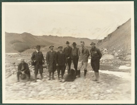 Photo noir et blanc d’un groupe d’hommes avec le mont Logan en arrière-plan.