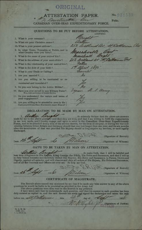 Formulaire imprimé rempli par les hommes s’engageant dans le Corps expéditionnaire canadien. Le formulaire comprend 12 questions sur la personne, y compris son nom, sa date de naissance et son plus proche parent. En bas, on trouve une déclaration et un serment prêtés et signés par l’homme, ainsi que la déclaration et la signature d’un magistrat confirmant son engagement. 