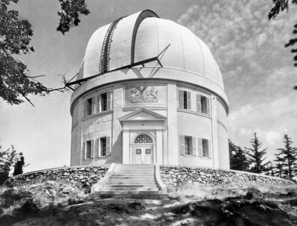 Photographie en noir et blanc de l’extérieur de l’Observatoire fédéral d’astrophysique.