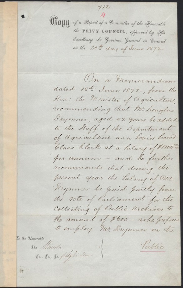 Page rédigée à la main en anglais, avec le texte suivant [traduction] : « Dans une note de service datée du 18 juin 1872, l’honorable ministre de l’Agriculture recommande que M. Douglas Brymner, 42 ans, soit inscrit sur le rôle du personnel du ministère de l’Agriculture en qualité de commis principal aux documents, au salaire de 1 200 $ par année. Il recommande aussi que, durant la présente année, le salaire de M. Brymner soit prélevé en partie par des crédits du Parlement pour la collecte d’archives publiques, au montant de 600 $, car il propose d’employer M. Brymner pour… »