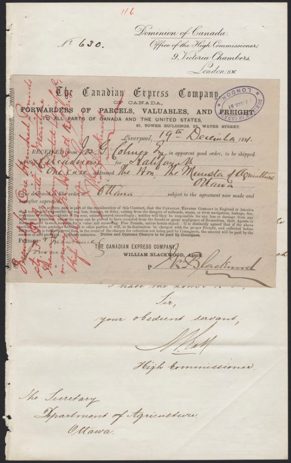 Bon dactylographié avec notes manuscrites, signé par William Blackwood. On voit une estampe dans le coin supérieur droit. Sur le côté gauche, on peut lire des notes écrites à la main à l’encre rouge. 