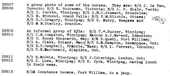 Numéros de négatif dactylographiés à gauche, avec les légendes correspondantes à droite, qui comprennent les noms des infirmières militaires.