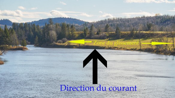 Un coude de la rivière vers la rive duquel l’eau s’écoule.