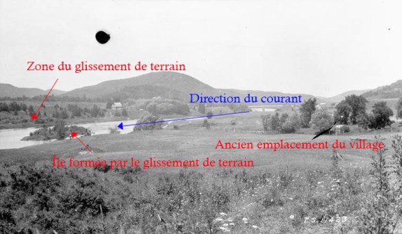 Une rivière avec des collines à l’arrière-plan. On aperçoit une petite île dans la rivière et un pont plus en amont.