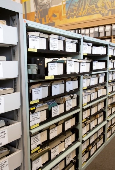 Photo couleur de quatre étagères en métal dotées de huit tiroirs coulissants contenant des fiches et des exemplaires de photographies ainsi que des renseignements de référence connexes.