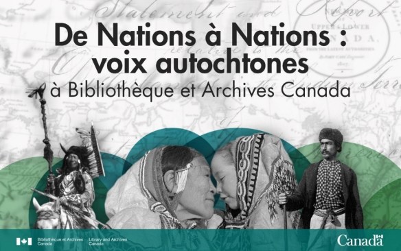 À gauche, Tatânga Mânî [chef Walking Buffalo] [George McLean] monte à cheval et porte son costume traditionnel des Premières Nations. Au centre, Iggi et une fille échangent un « kunik », un baiser traditionnel dans la culture inuit. À droite, le guide métis Maxime Marion tient un fusil. À l’arrière-plan, il y a une carte du Haut et du Bas-Canada, ainsi qu’un texte de la collection Red River Settlement [colonie de la rivière Rouge].