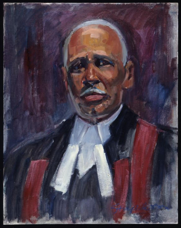 Portrait en buste d’un homme noir âgé, vêtu d’une toge noire de juge, d’une chemise blanche et d’une écharpe bourgogne. L’homme regarde l’objectif; ses cheveux courts et sa moustache sont gris.