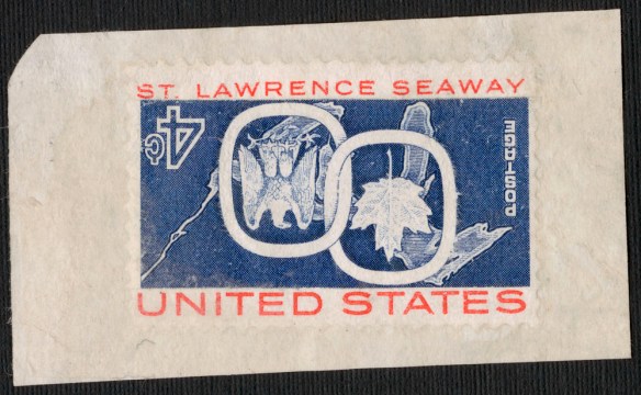 Un timbre fantaisiste de quatre cents des États-Unis. L’image de la voie maritime du Saint-Laurent, qui comprend une feuille d’érable et un aigle, est imprimée à l’envers.