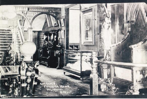 Photo de la réplique de la chaise du couronnement et de la pierre du destin appartenant au docteur Oronhyatekha, exposée au Foresters’ Home.