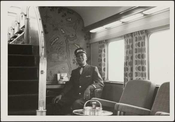 Un porteur dans une voiture de train du Canadien Pacifique.