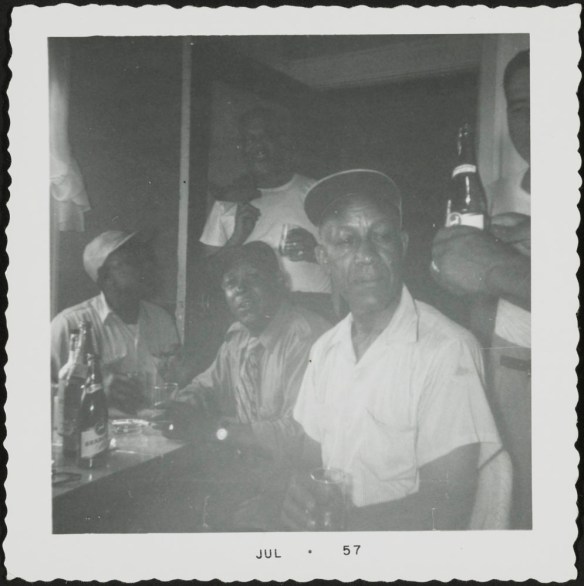 Porteurs de voitures-lits réunis autour d’une table.