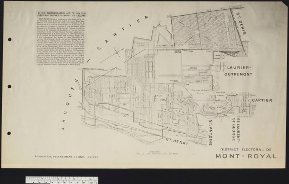 Une page tirée d’un atlas auparavant relié montre une carte en noir et blanc de la circonscription électorale de Mont-Royal et un paragraphe décrivant la circonscription.