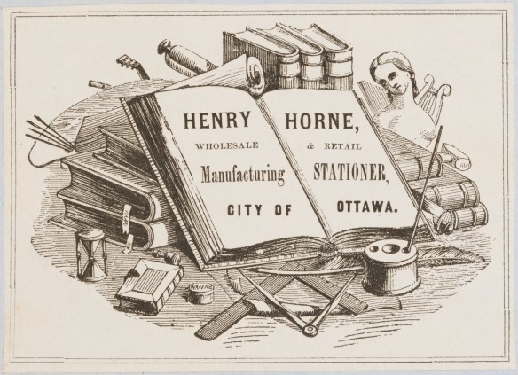 Gravure montrant un livre ouvert accoté sur des livres et entouré de matériel de papeterie. Du texte est écrit dans le livre : Henry Horne – En gros et au détail – Fabricant de papier – Ville d’Ottawa.