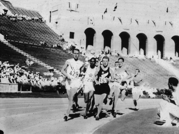 Un groupe de coureurs masculins pendant une épreuve.