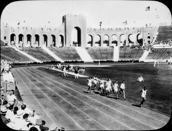 Un groupe de coureurs masculins pendant une épreuve.