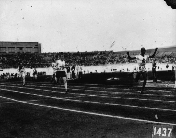 Un groupe de coureurs masculins pendant une épreuve.