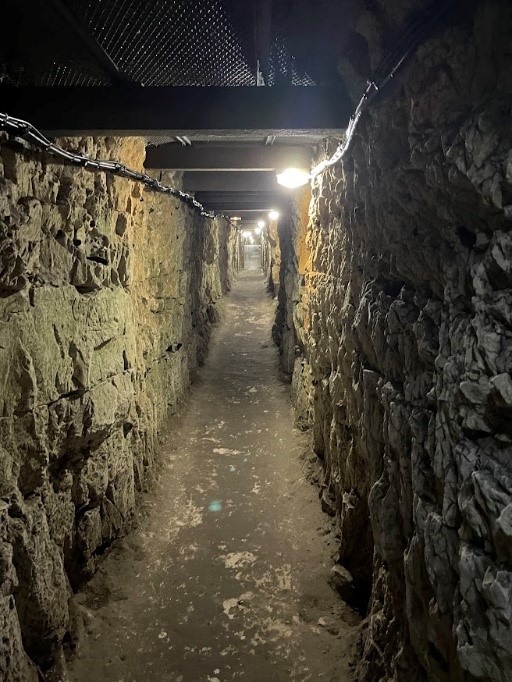 Un tunnel éclairé par une ampoule électrique.