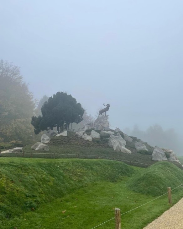 Monument du Caribou sur une colline parsemée de rochers, dans le brouillard.