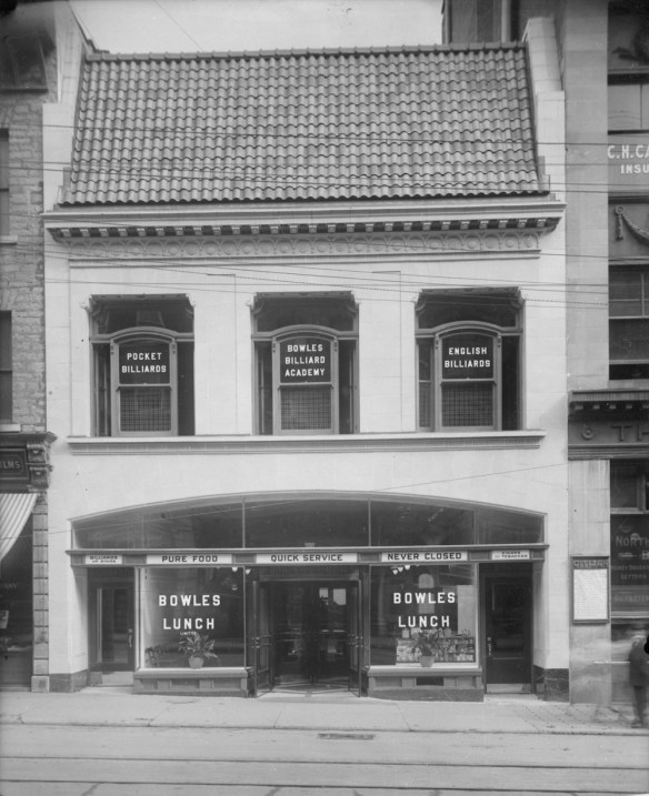 Photo d’un bâtiment à deux étages. Le restaurant Bowles Lunch est situé au rez-de-chaussée.
