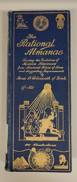 Livre avec une page couverture bleue. Le titre est imprimé en lettrage doré, tout comme le prix de cinq shillings et le nombre d’illustrations, soit 180. Des symboles égyptiens ornent la couverture : deux pyramides, un sphinx, un cadran solaire et un pharaon sous un soleil.